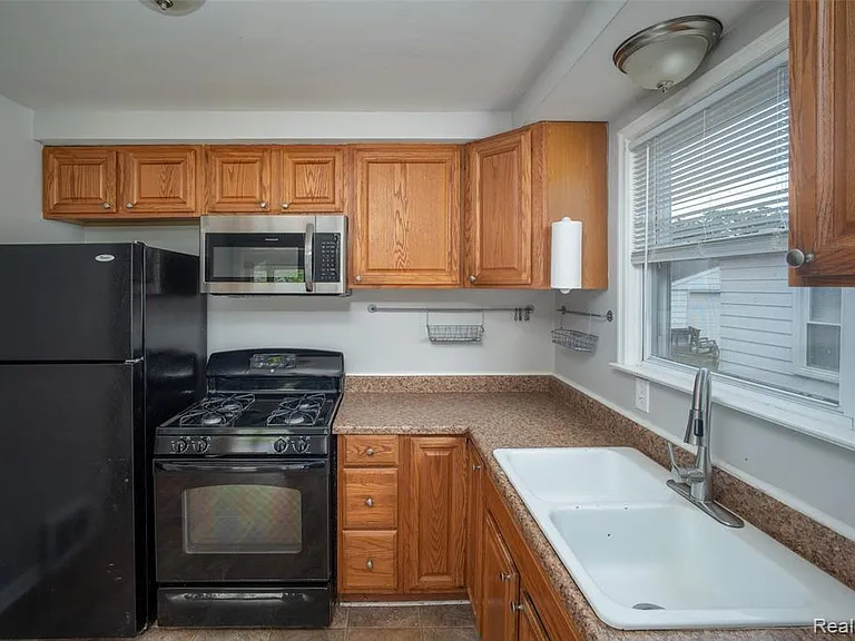 21328 Audette St — Photo 5