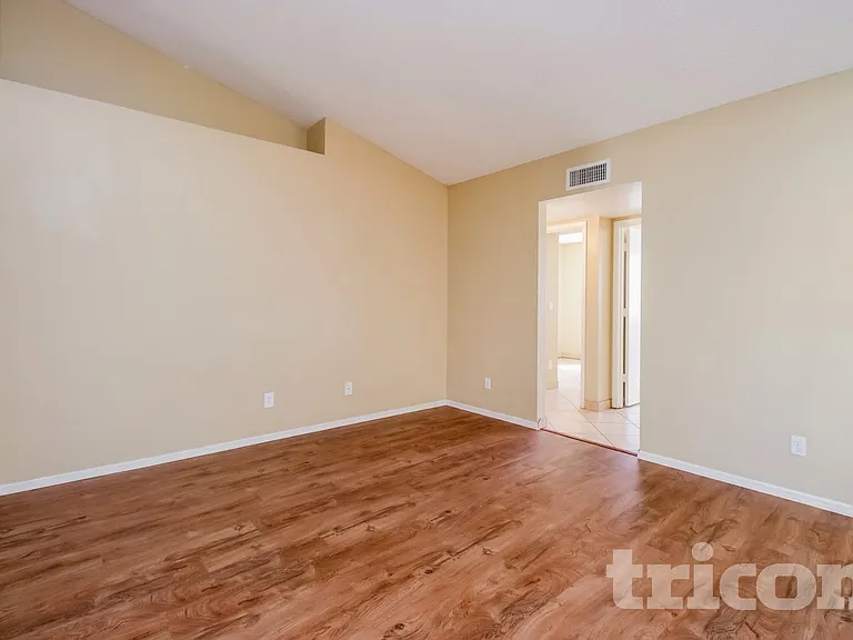 102 W Ivyglen St — Photo 11