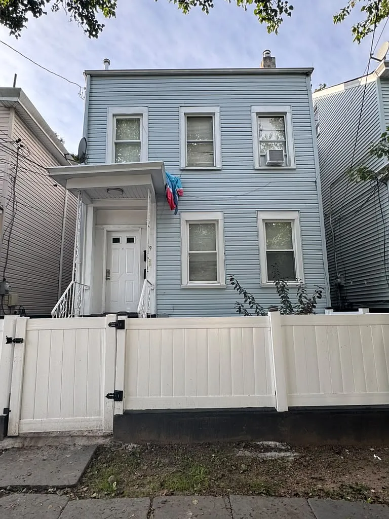 2 bed, $1,800 — Photo 1