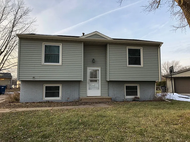 321 19th Avenue Ct W — Photo 1