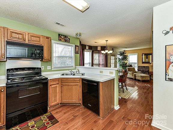 4th image of 3807 Bent Creek Dr SW