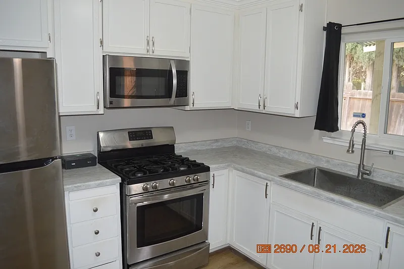 3 bed, 2.0 bath, 1040 sqft, $2,350 — Photo 2