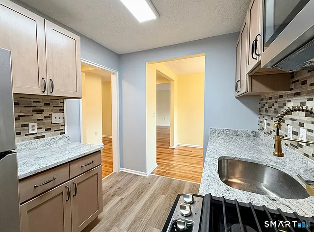 570 Whitney Ave #L3 — Photo 3