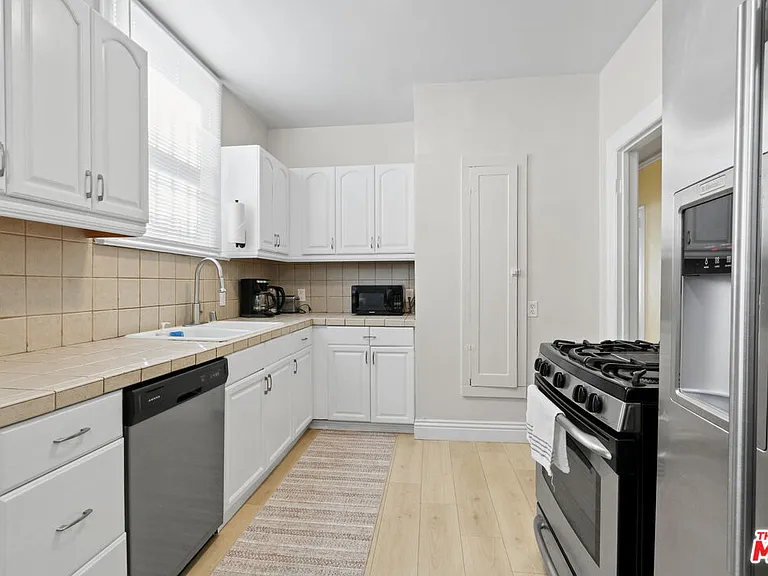 442 N Orange Grove Ave — Photo 13