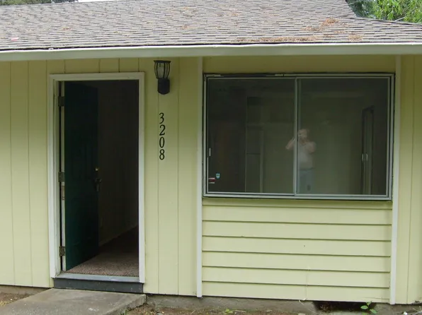 3212 E 18th St, Vancouver, WA 98661