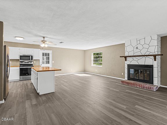 3rd image of 1450 Roosevelt Blvd