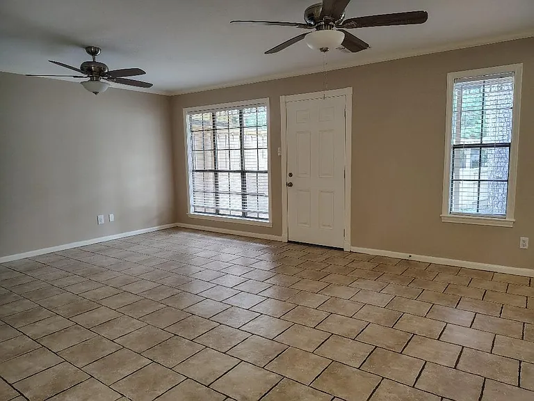 2823 Whitman Dr — Photo 9