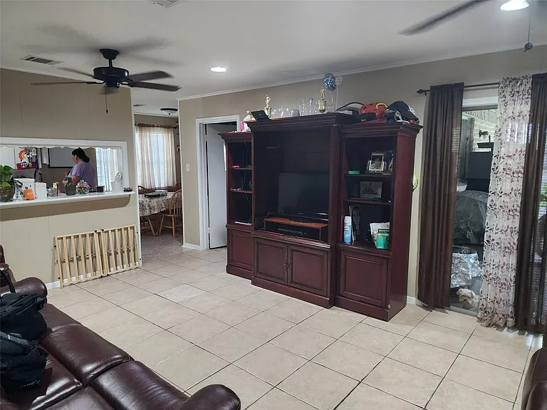 7903 Sharpview Dr — Photo 5