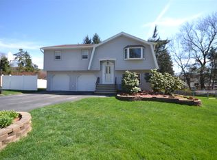 11 Applegate Ct, West Milford, NJ 07480