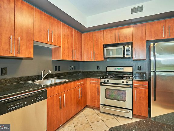 3rd image of 1021 N Garfield St APT 541