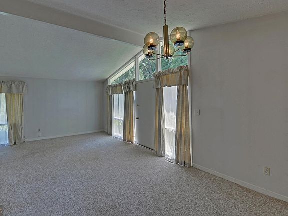 3rd image of 1858 Pinecrest Rd