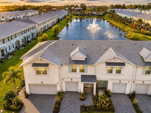 475 Salisbury Cir, Fort Pierce, FL 34982