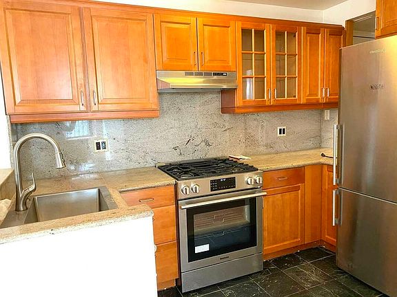 5th image of 189 8th Ave APT 1L