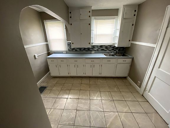 5th image of 909 N Denny St #909