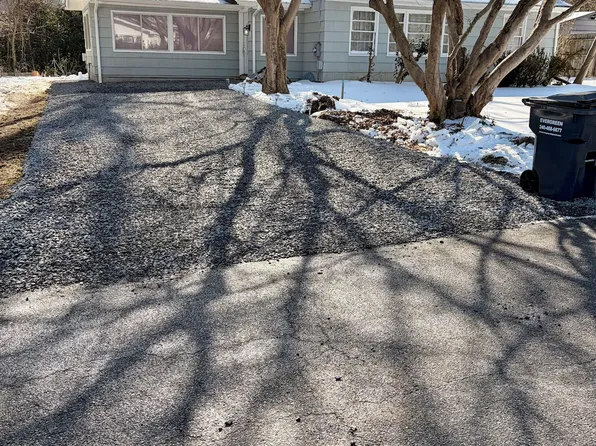 1570 Overlook Dr, Saint Leonard, MD 20685