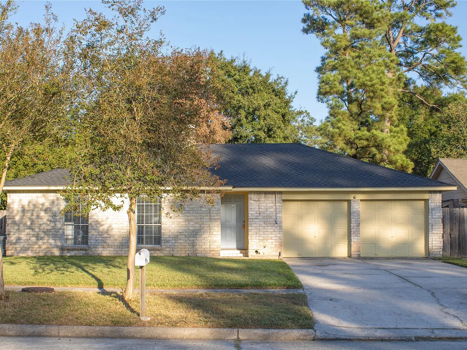 3 bed, 2.0 bath, 1400 sqft, $1,900 — Photo 1