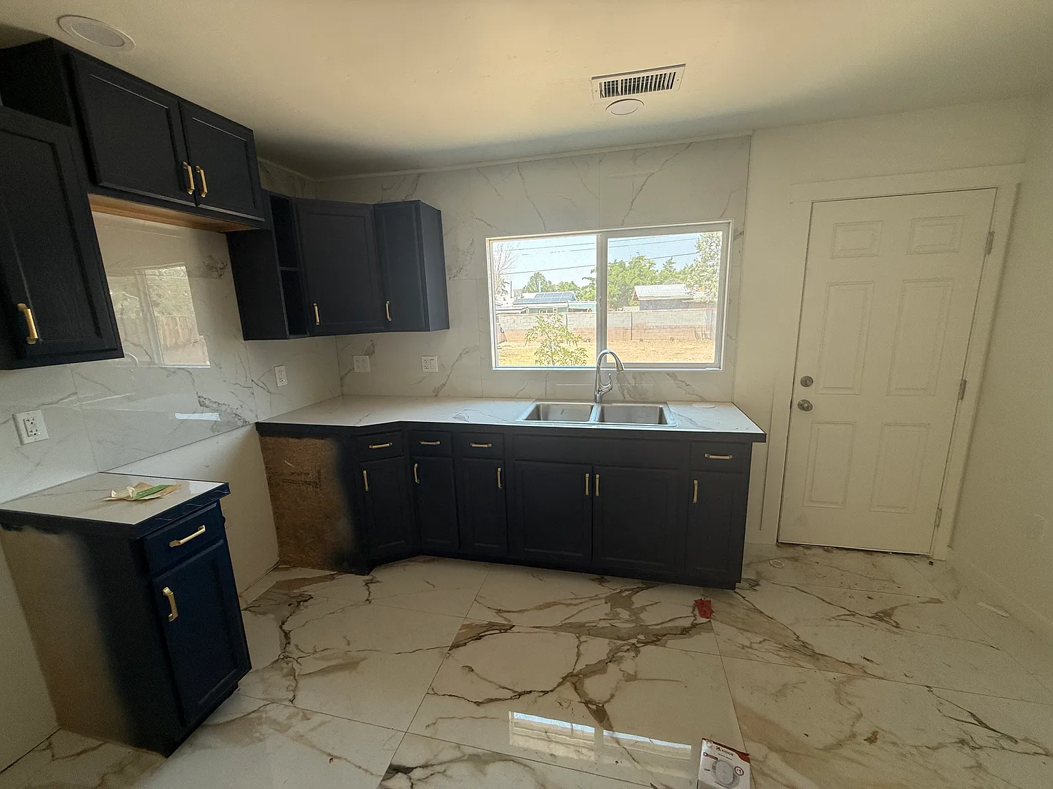 3 bed, 910 sqft, $2,200 — Photo 2