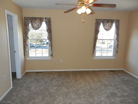 5th image of 40 Canterbury Cir