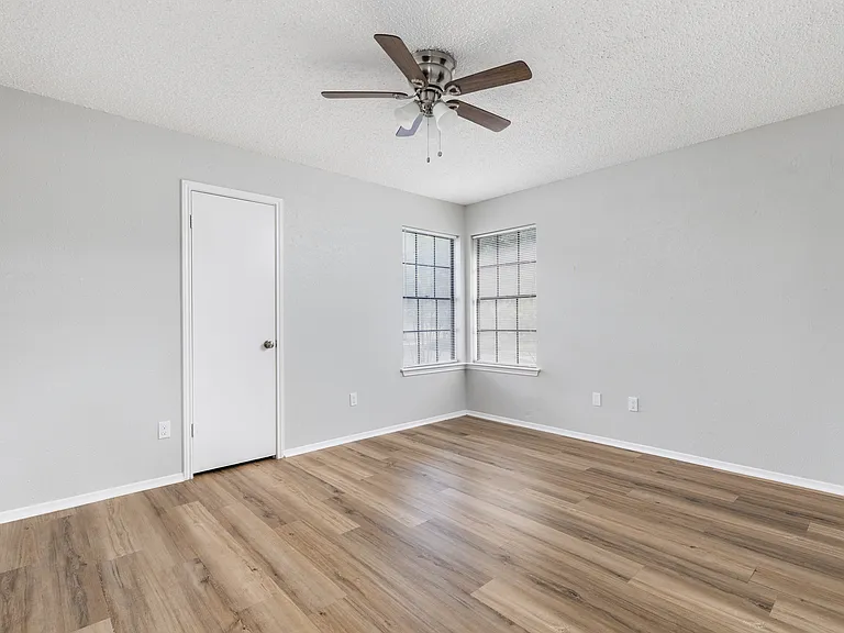 1803 Heatherglen Ln — Photo 37