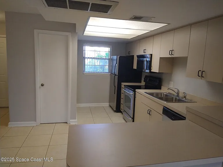 1020 Pinetree Dr #8 — Photo 9