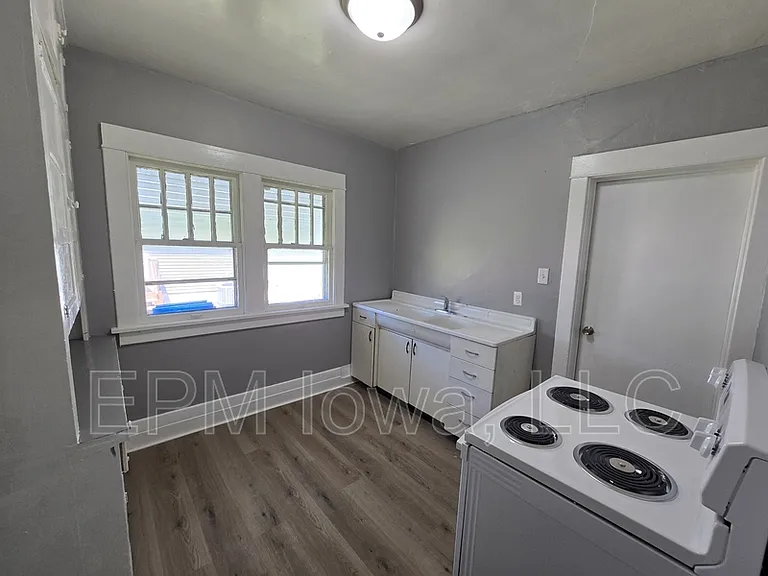 506 Fowler St — Photo 2