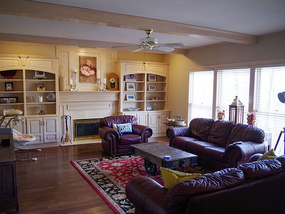 Lg fmly room, natural light