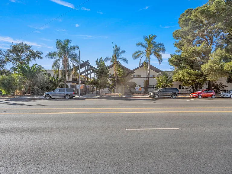 6633 Vineland Ave — Photo 13