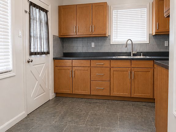 4th image of 226 Poinsettia Ave
