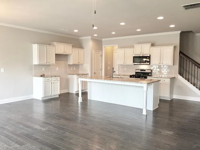 390 Holdings Dr — Photo 4