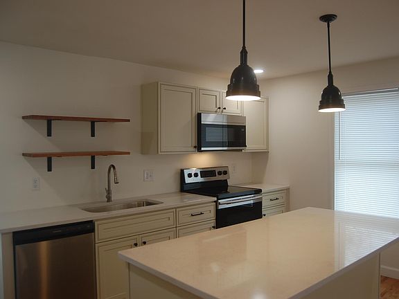 5th image of 819B Green Ave