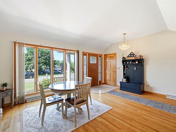 5th image of 142 Oak Knoll Cir