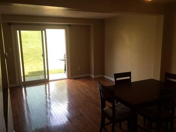 Living Space/Sliding doors to the back