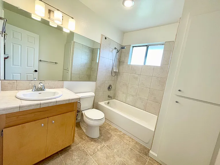 1093 W L St — Photo 14