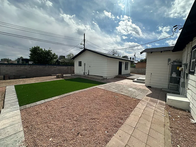 1032 E Hassett Ave — Photo 11
