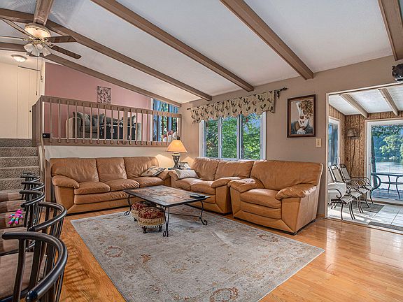 3rd image of 3849 Maple Ln