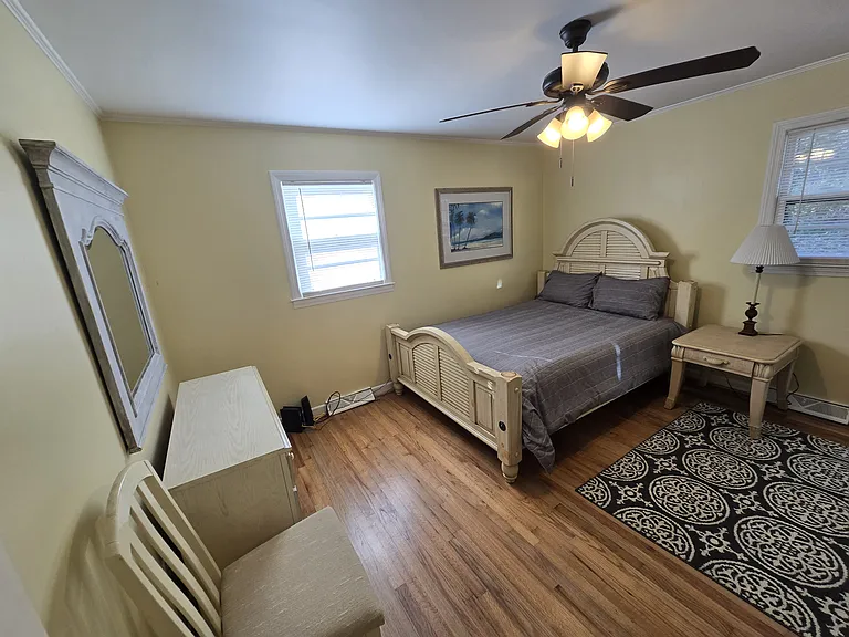 242 W Castle Dr — Photo 12