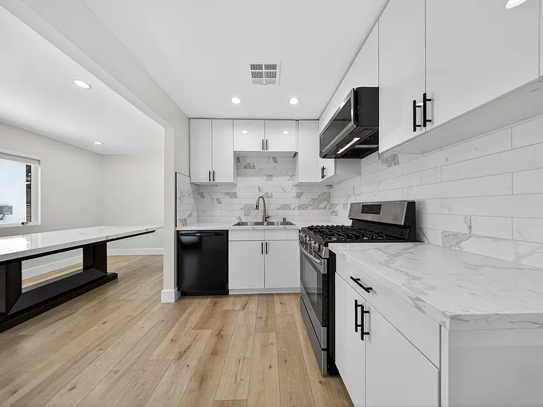 11840 Arminta St — Photo 16