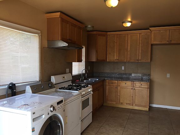 5th image of 1176 N Park Ave
