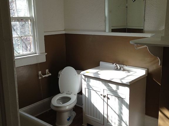 5th image of 238 E Broad St