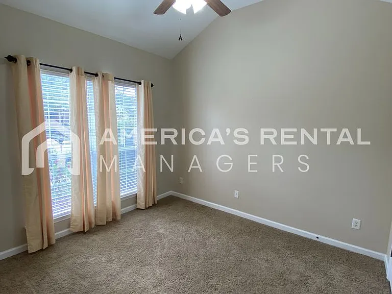 2807 Southwood Ln — Photo 15