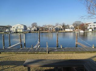 352 E Shore Rd, Lindenhurst, NY 11757