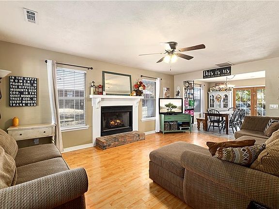 3rd image of 2737 E Holmes Dr
