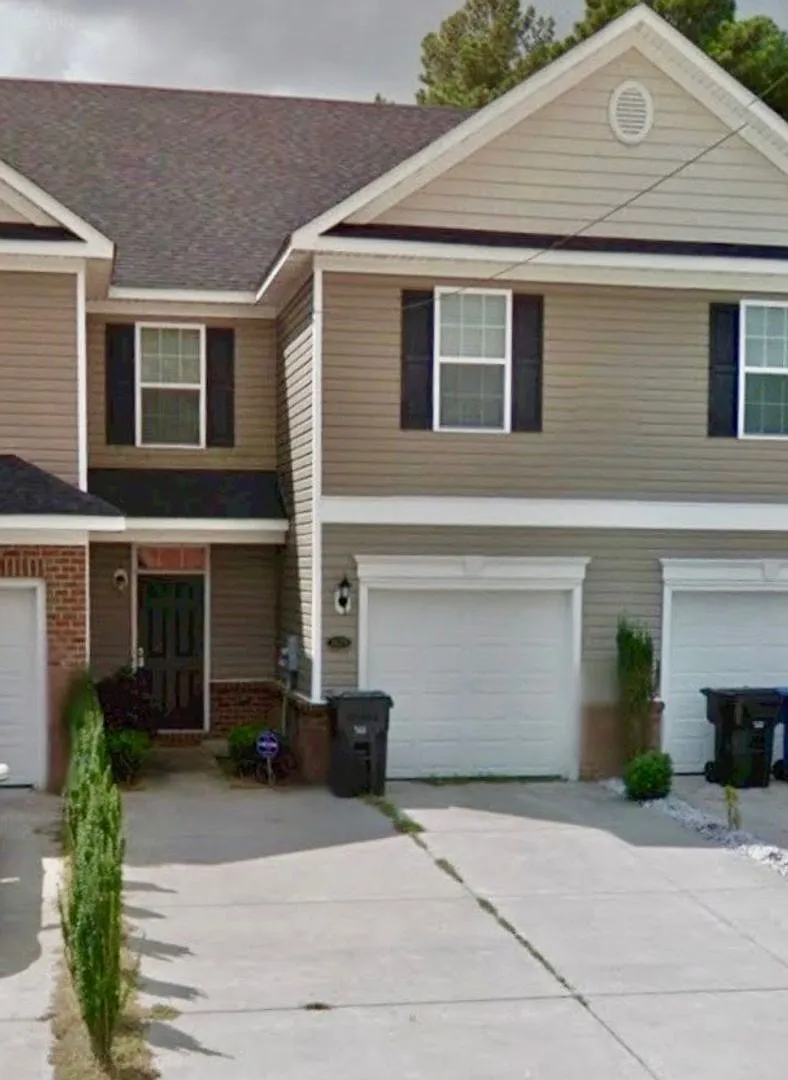 3-Bedroom Townhouse in Virginia Beach — Photo 1