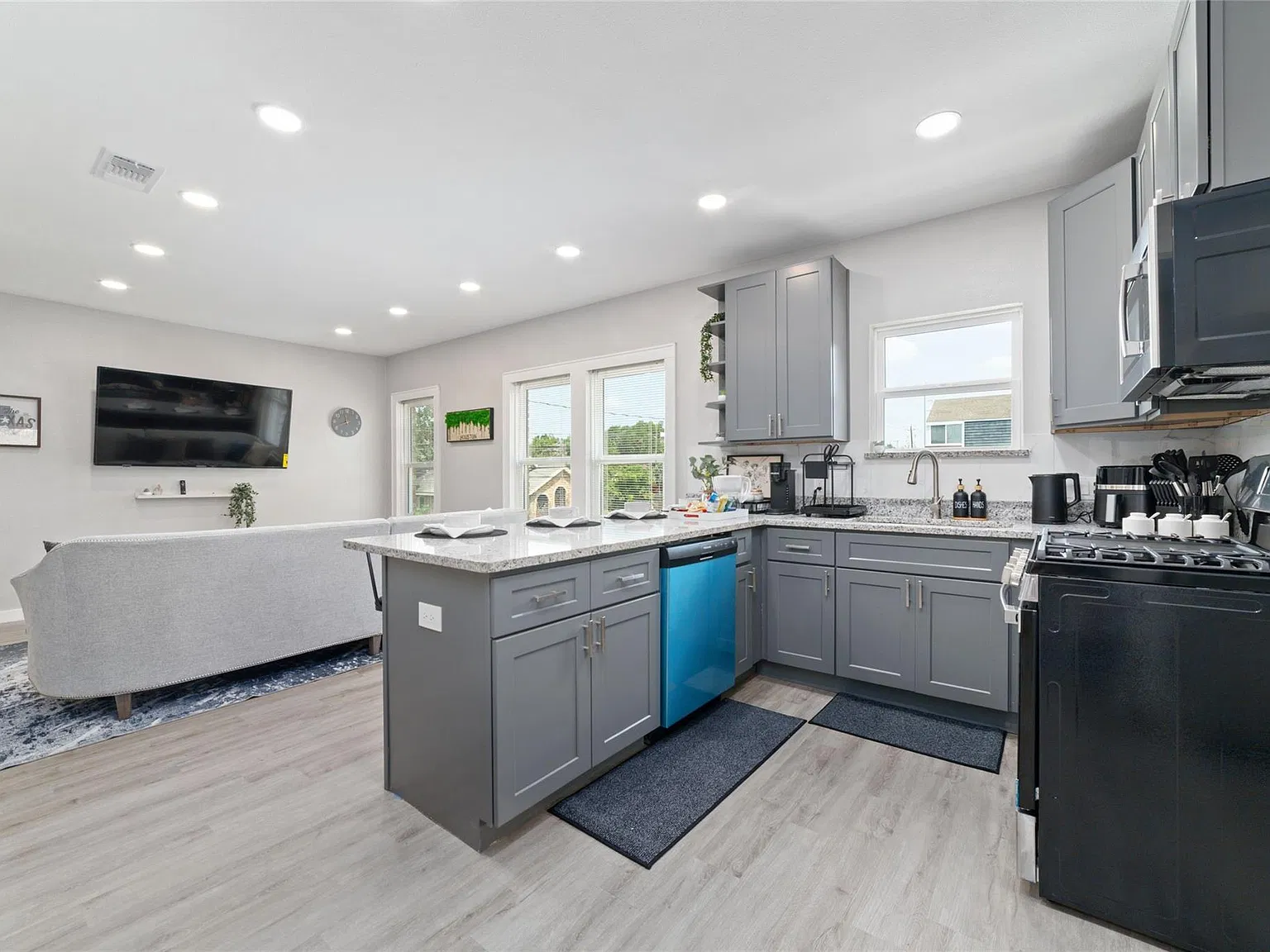 3 bed, 2.0 bath, 2880 sqft, $3,600 — Photo 4