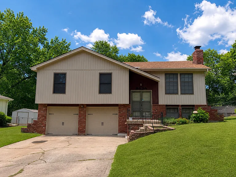 8923 N Walnut St — Photo 1