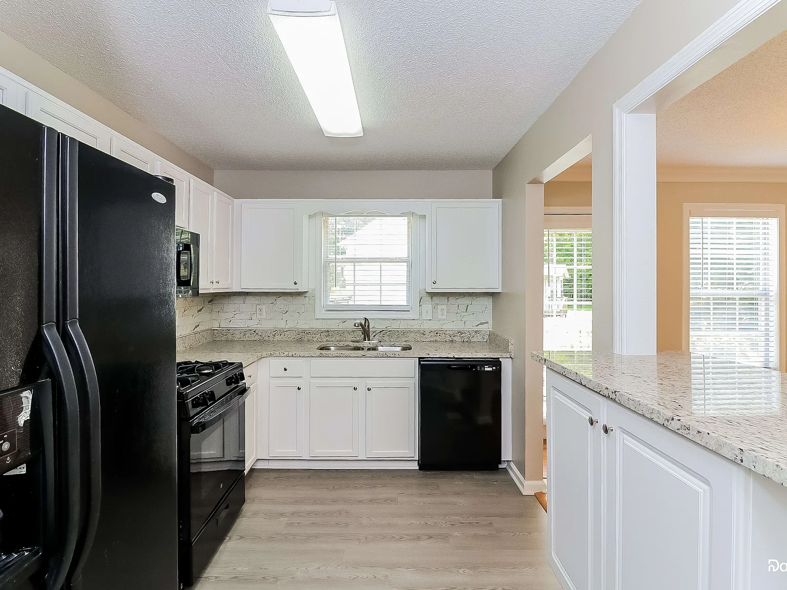 4 bed, 3.0 bath, 2238 sqft, $2,250 — Photo 3