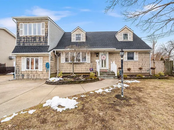 509 N Greene Avenue, Lindenhurst, NY 11757