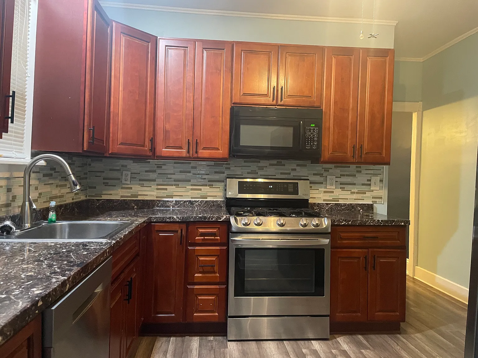 3 bed, 1.5 bath, 1459 sqft, $1,900 — Photo 4