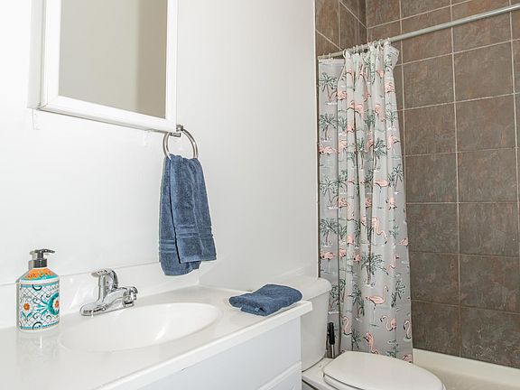 4th image of 1054 N Leavitt St #1