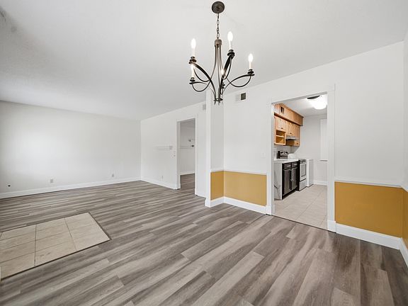 4th image of 404 Wimbledon Ct